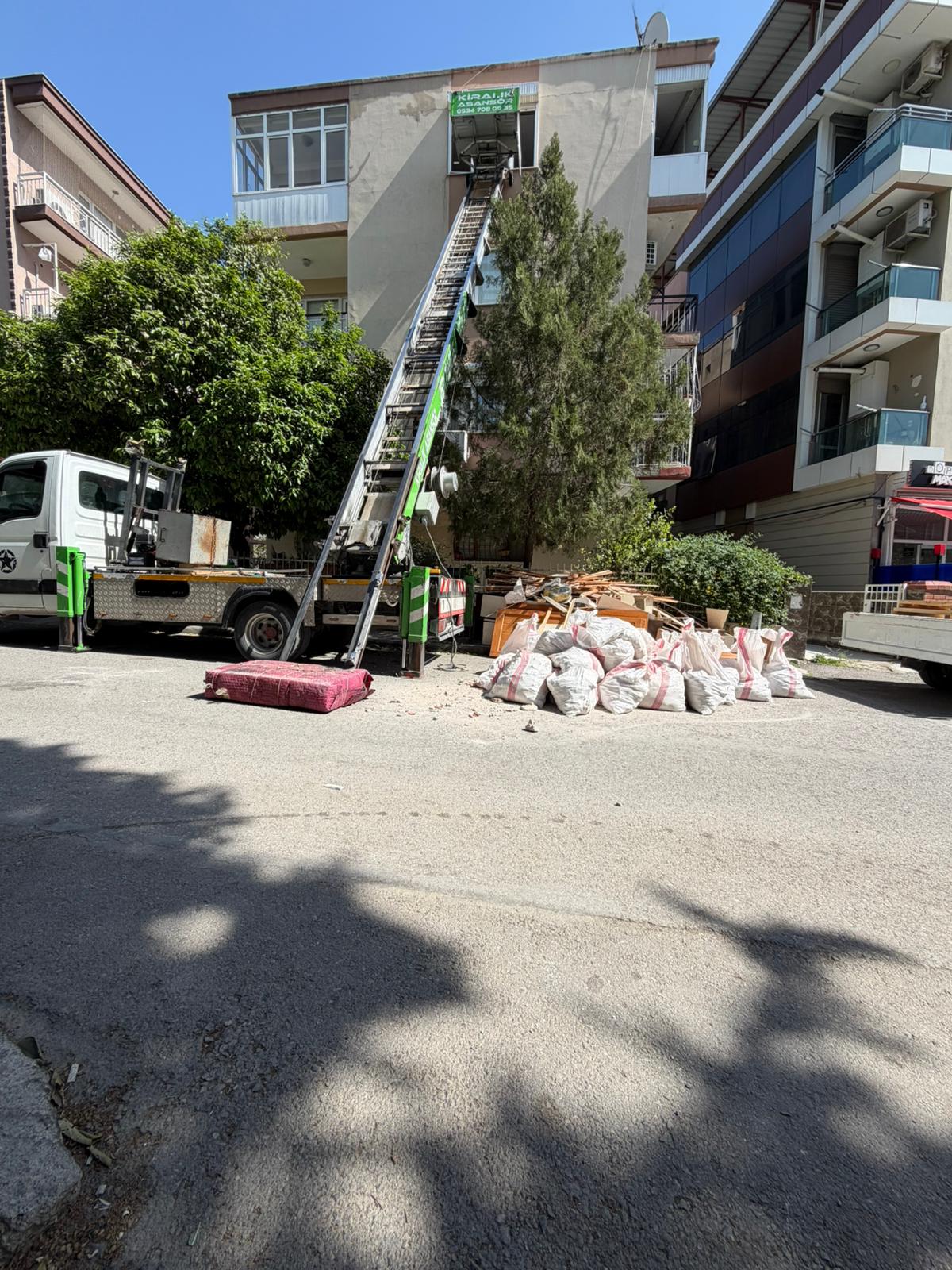 İzmir İnşaat Molozu Asansörlü Taşıma Hizmeti